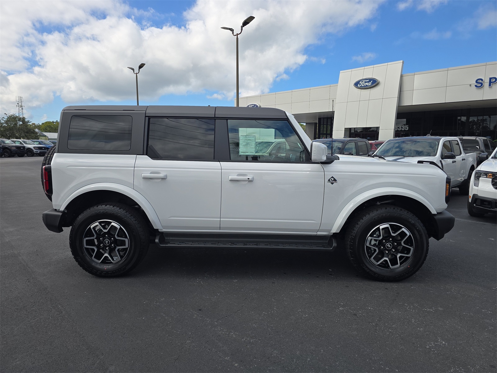 2025 Ford Bronco Outer Banks photo 3