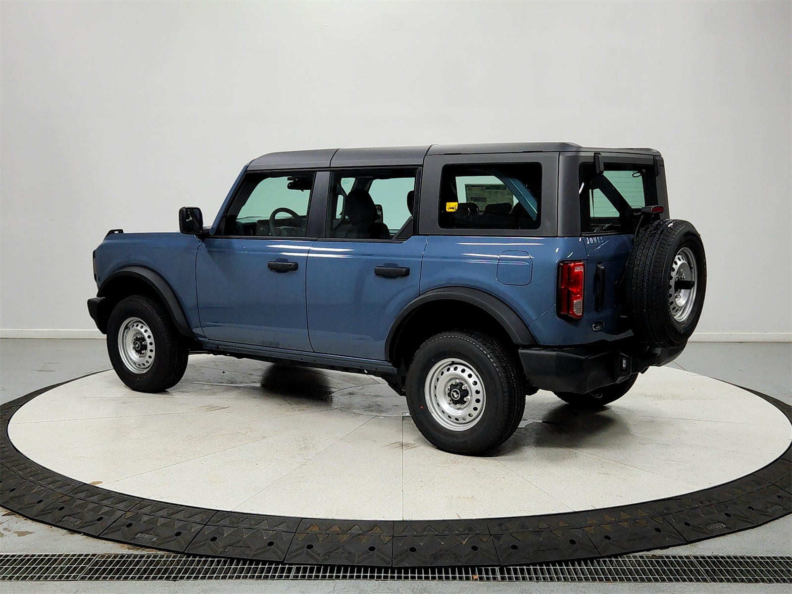2025 Ford Bronco Base photo 5