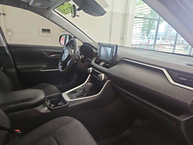 Used 2019 GRAY Toyota XLE image 13