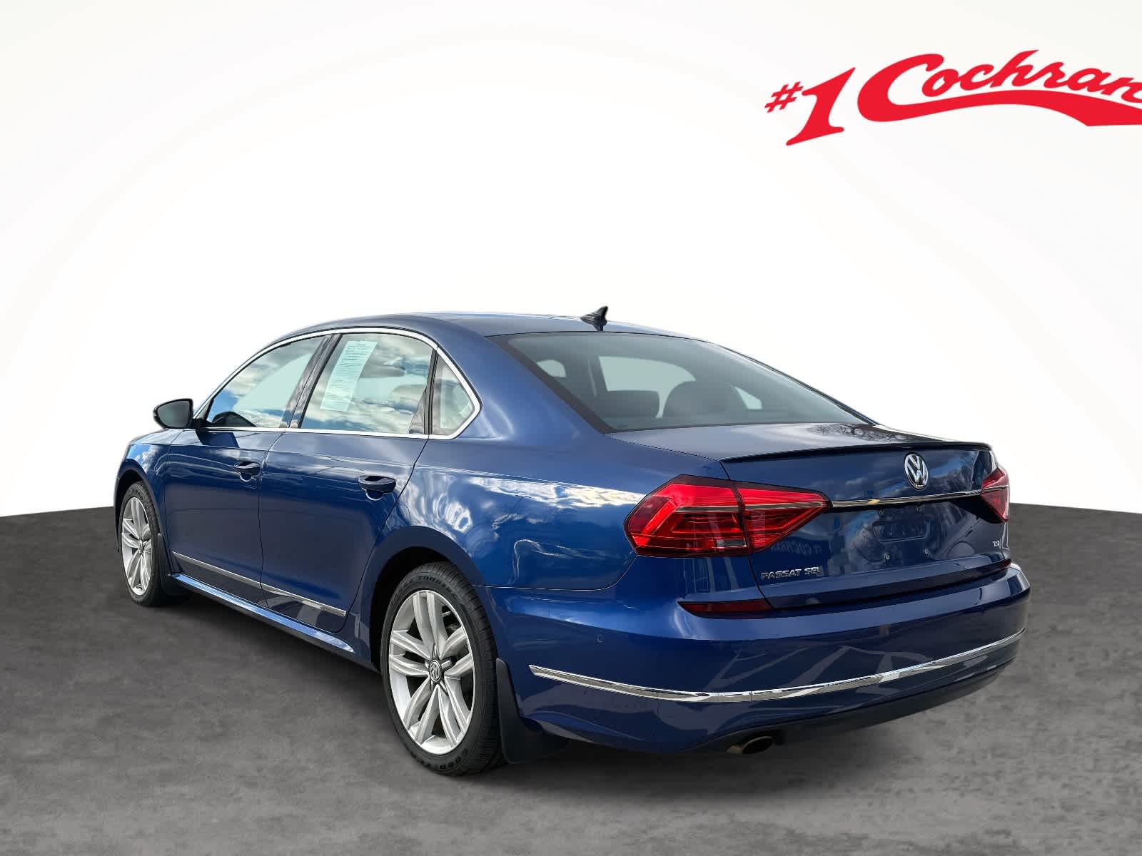 2016 Volkswagen Passat SEL Premium photo 4