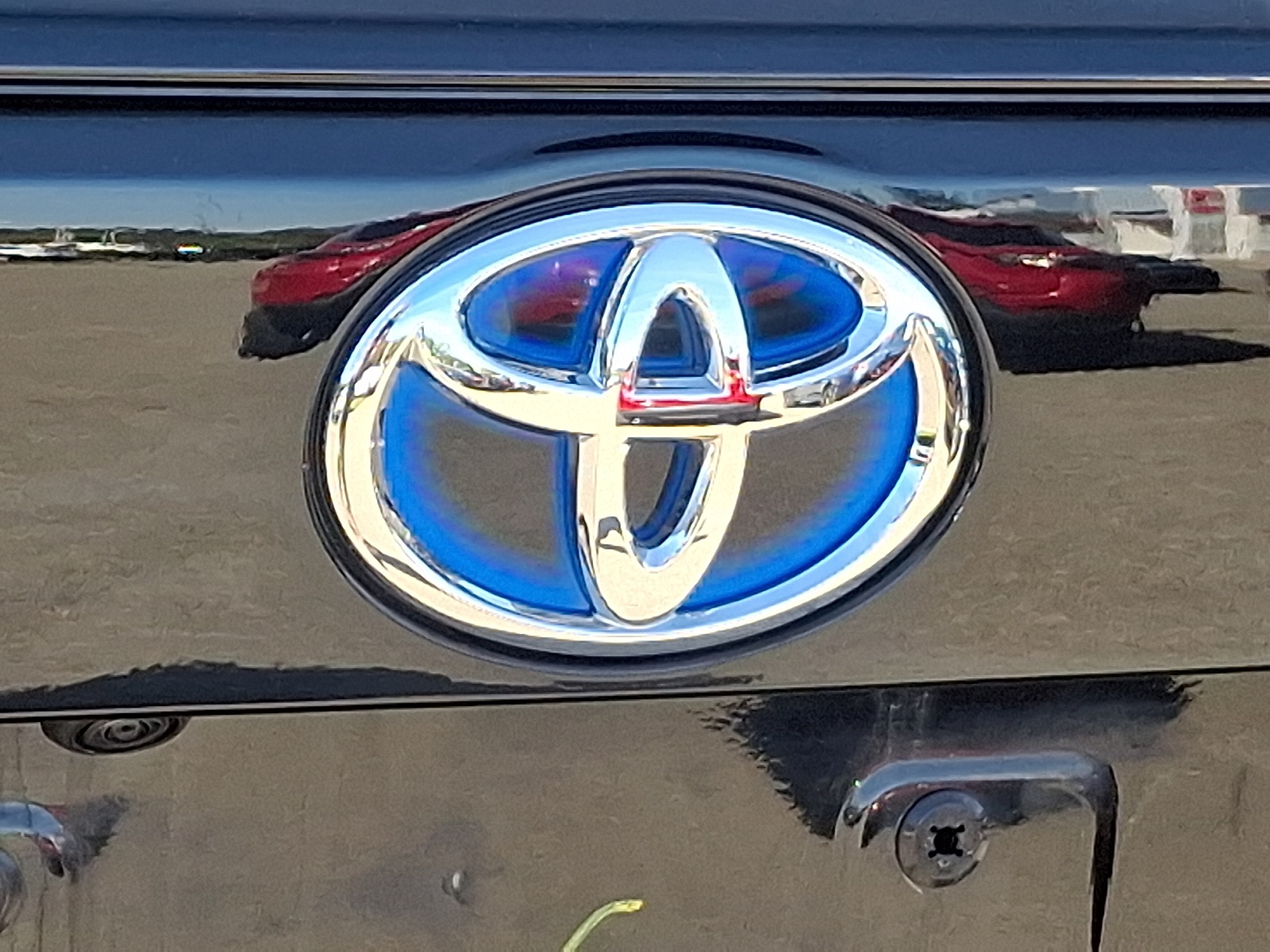 2022 Toyota RAV4 Hybrid XLE photo 25