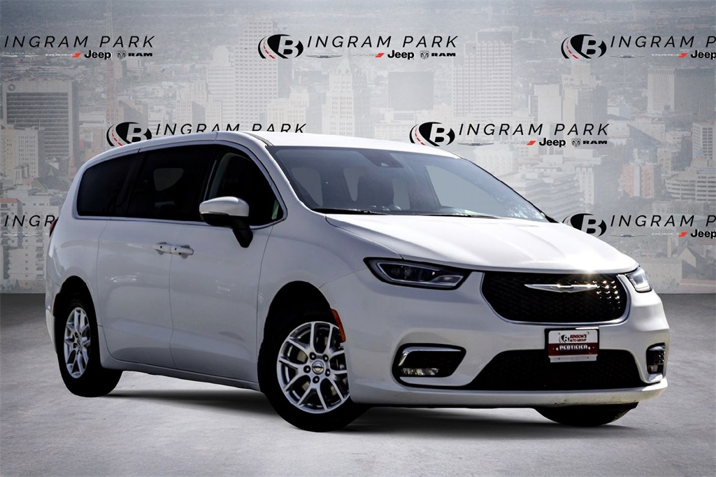 2023 Chrysler Pacifica Touring L's photo