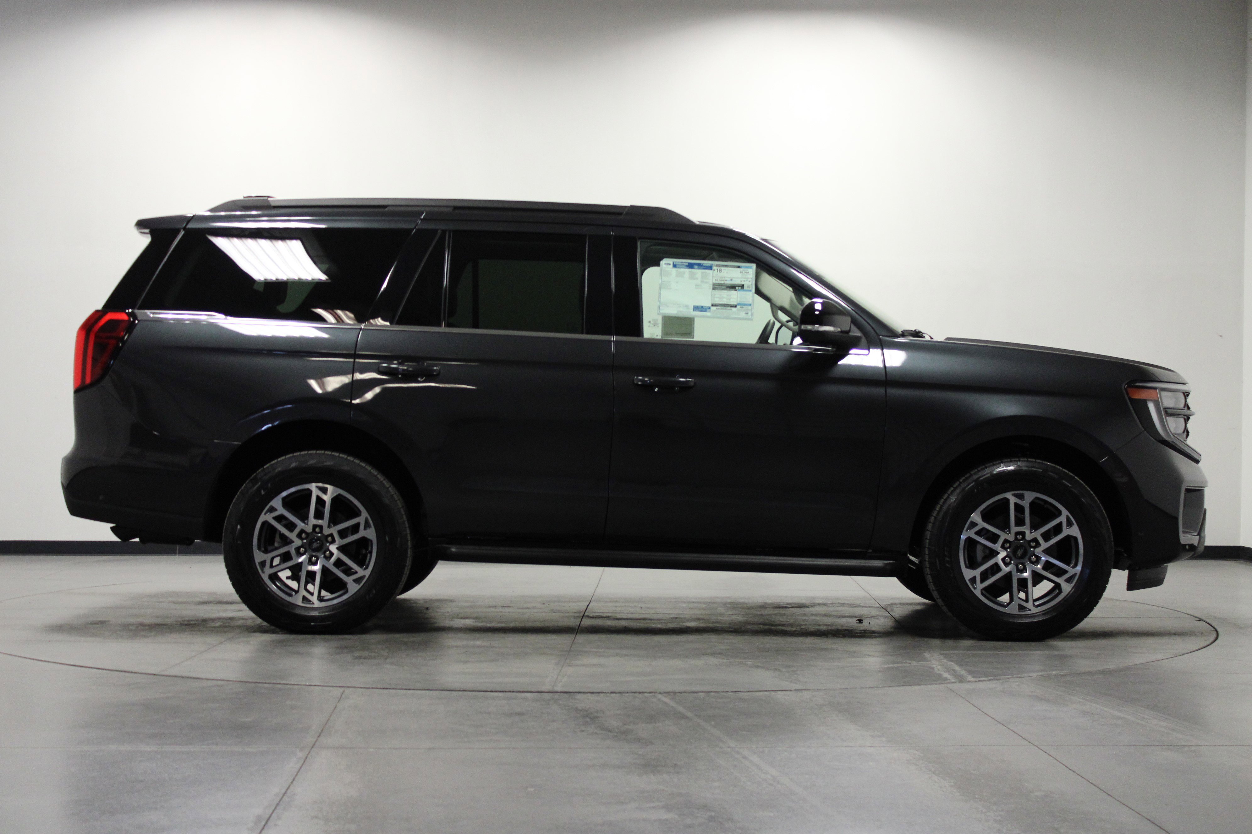 2025 Ford Expedition photo 2