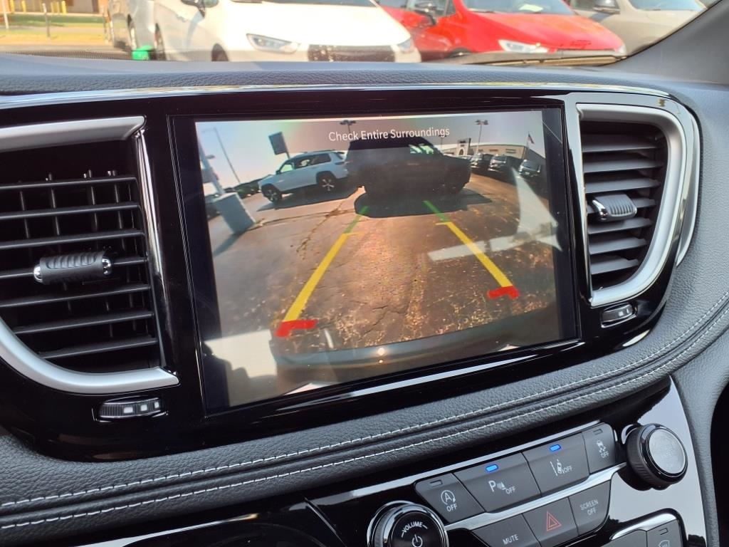 2026 Chrysler Pacifica photo 17