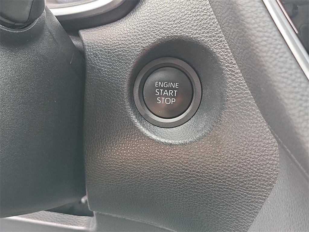 2024 Toyota Corolla Cross XLE photo 9