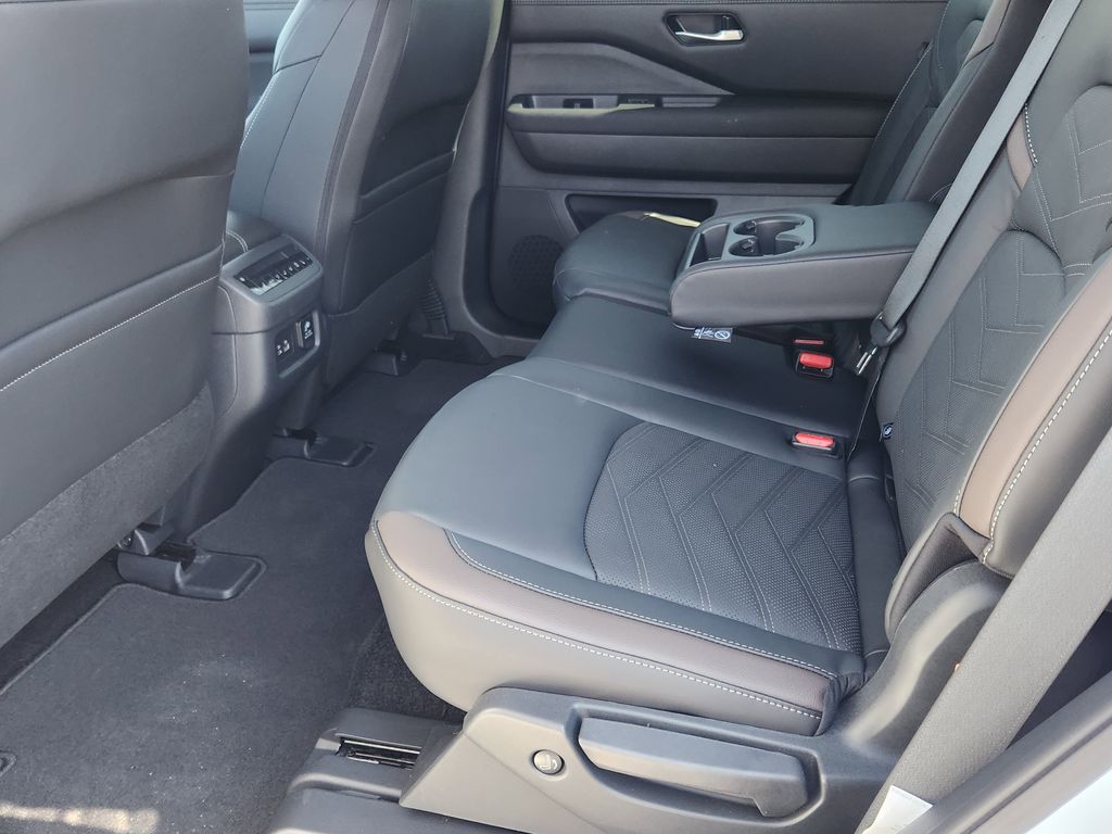 2025 Nissan Pathfinder Platinum photo 13