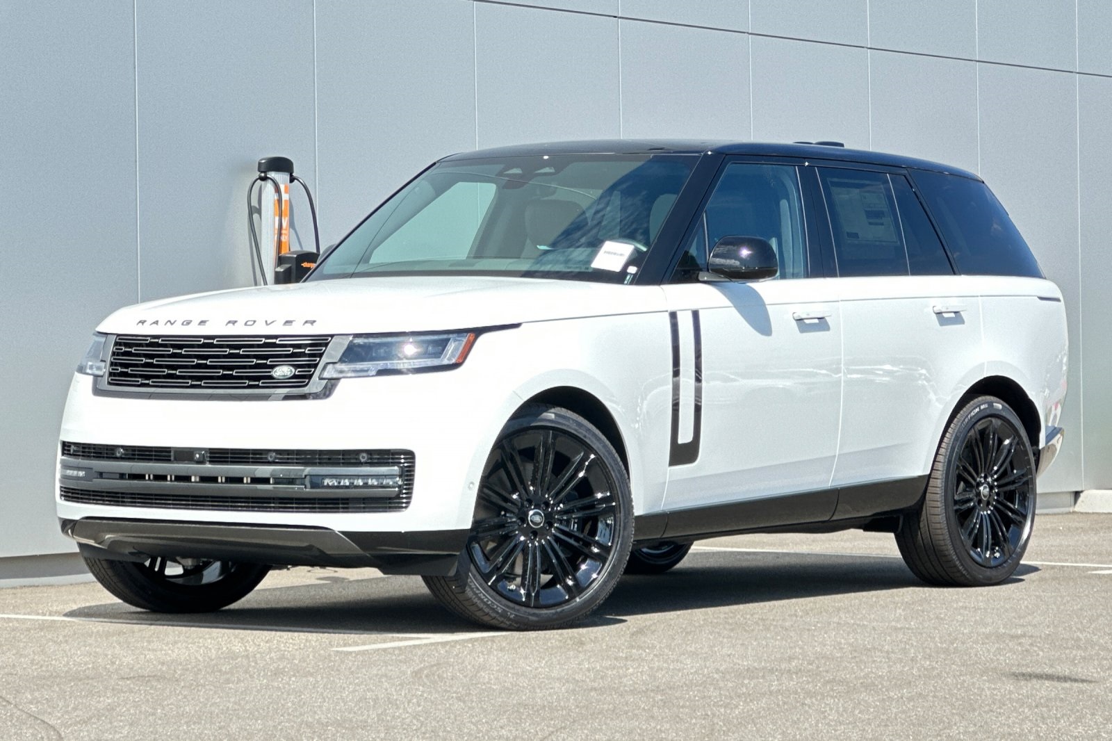 2025 Land Rover Range Rover SE's photo