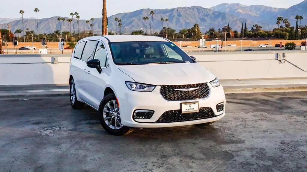 2026 Chrysler Pacifica Select's photo