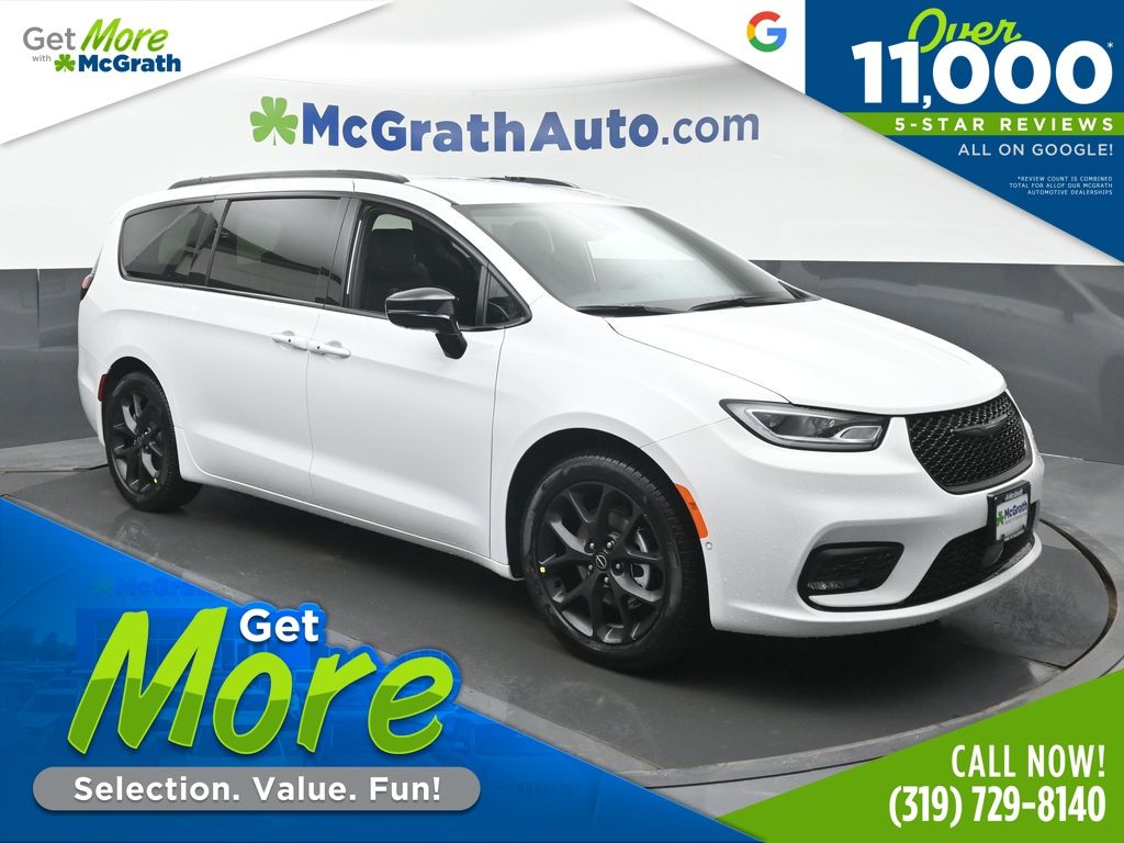 2026 Chrysler Pacifica Select's photo