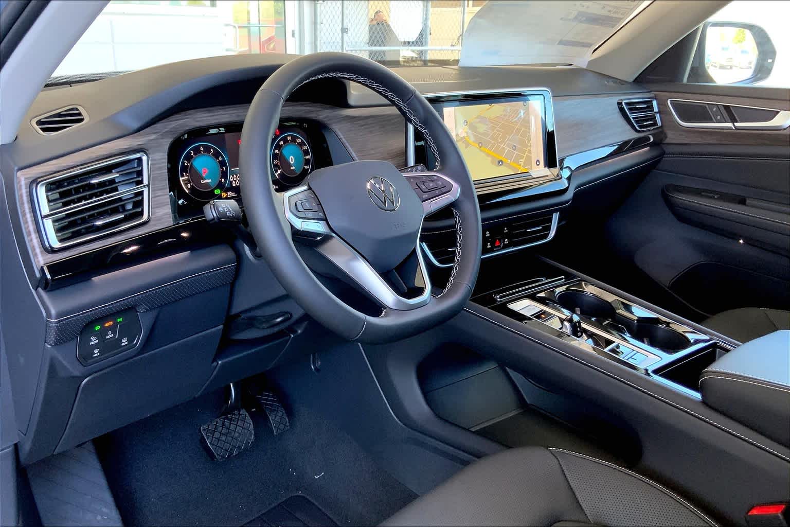 2025 Volkswagen Atlas SEL photo 8