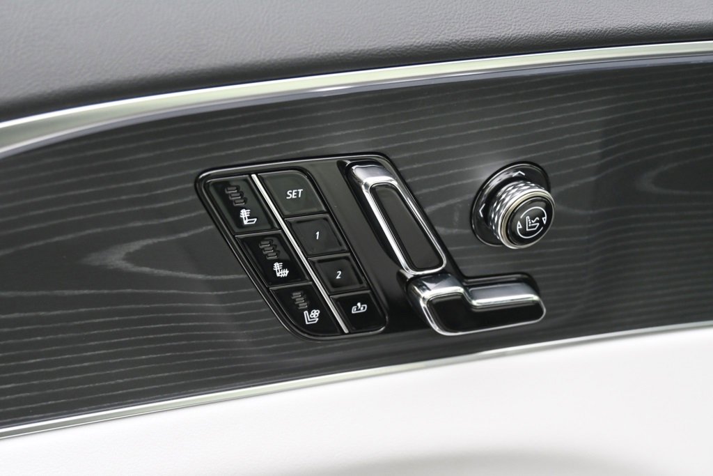 2025 Cadillac Lyriq Luxury photo 8