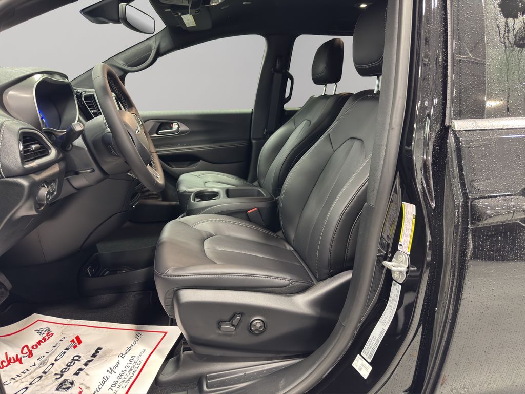 2026 Chrysler Pacifica photo 2