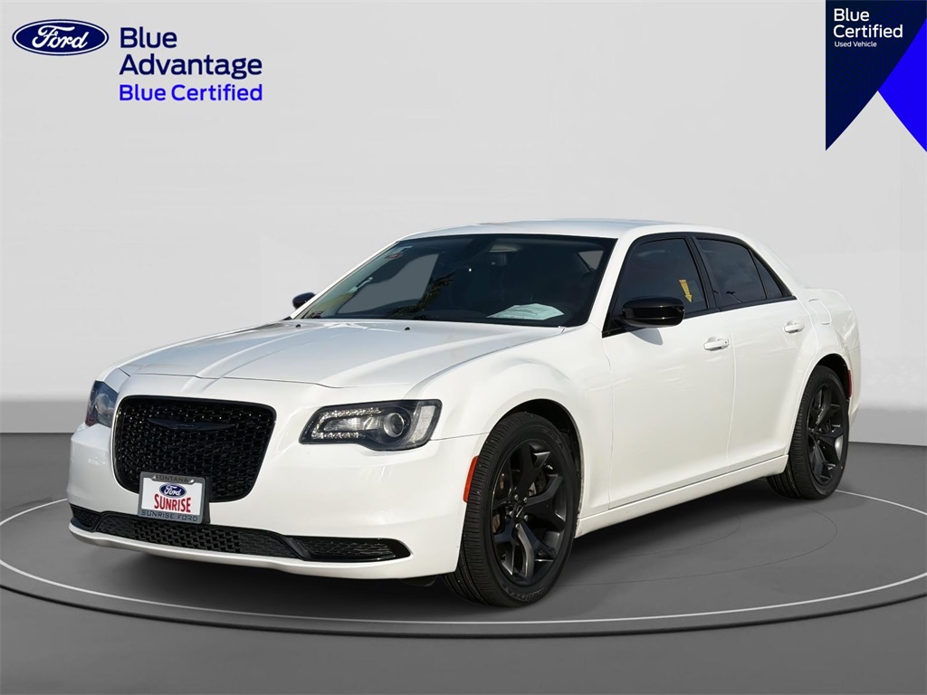 2022 Chrysler 300 Touring's photo