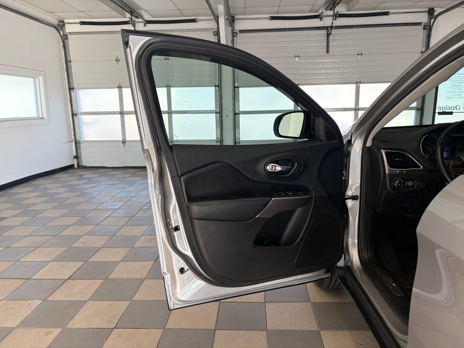 2020 Jeep Cherokee Limited photo 24