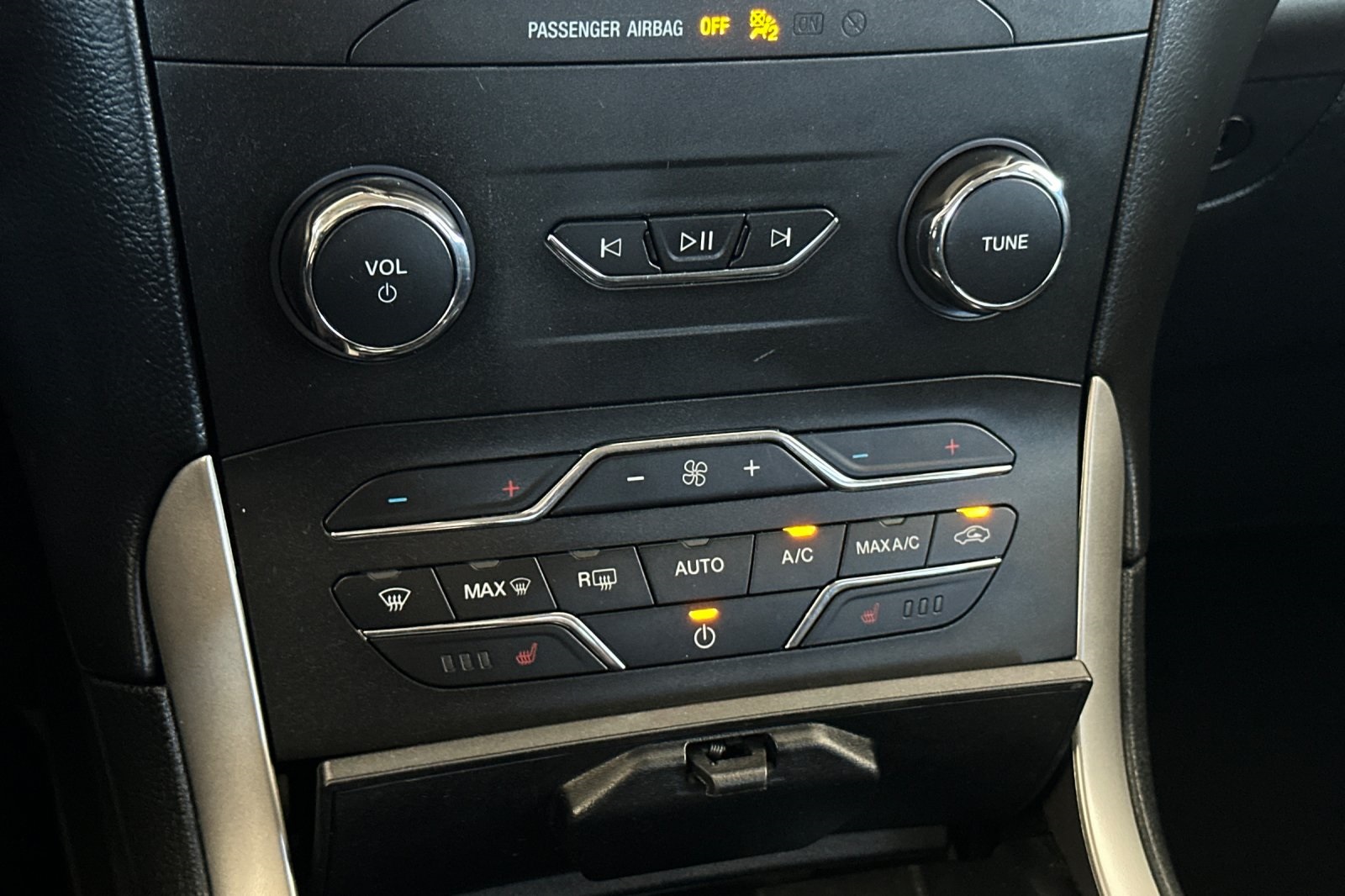 2020 Ford Edge SEL photo 19