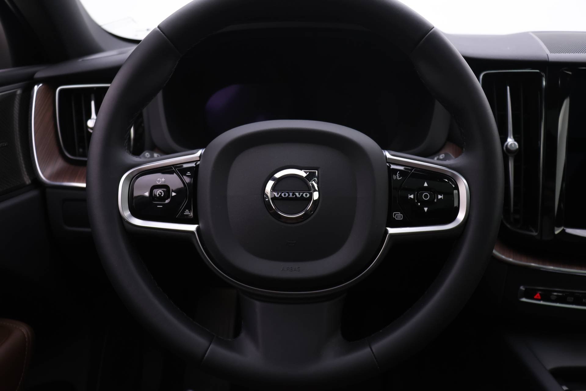 2023 Volvo XC60 B5 Plus photo 15
