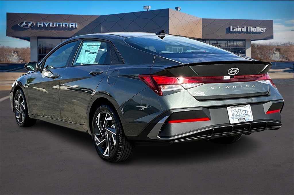 2025 Hyundai Elantra SEL Sport photo 3