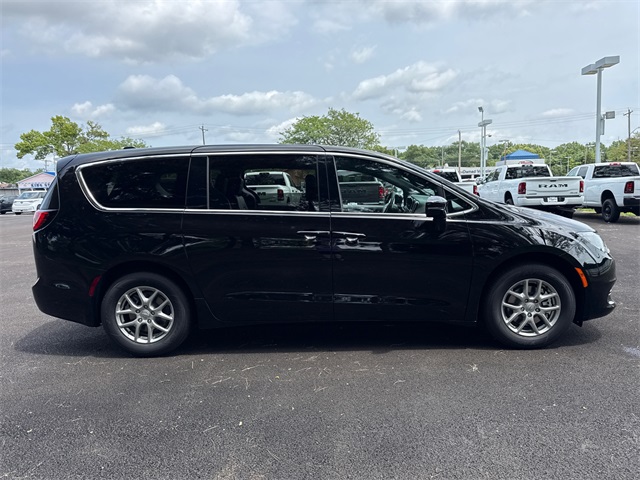 2025 Chrysler Voyager LX photo 6