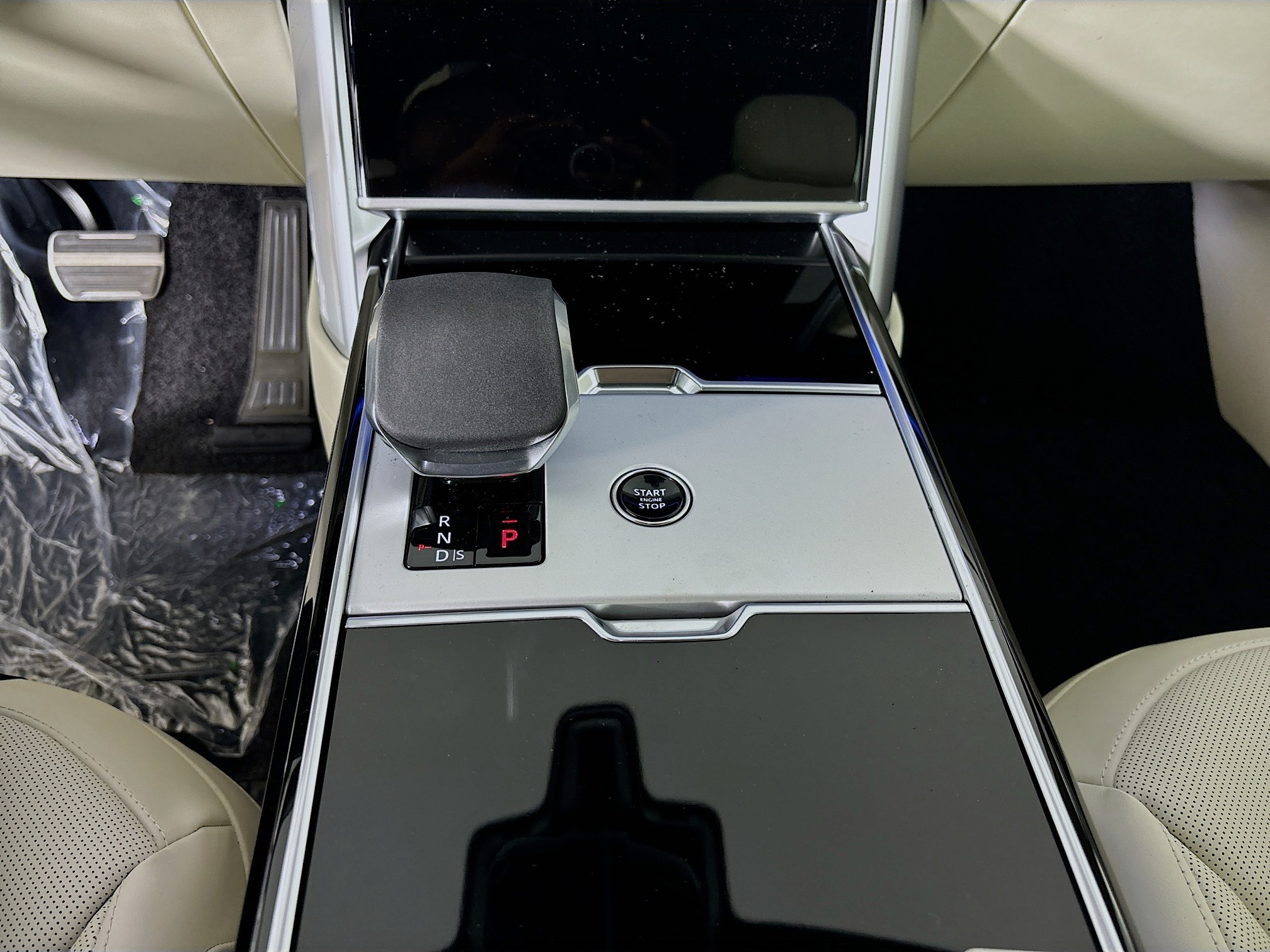 2025 Land Rover Range Rover SE photo 18