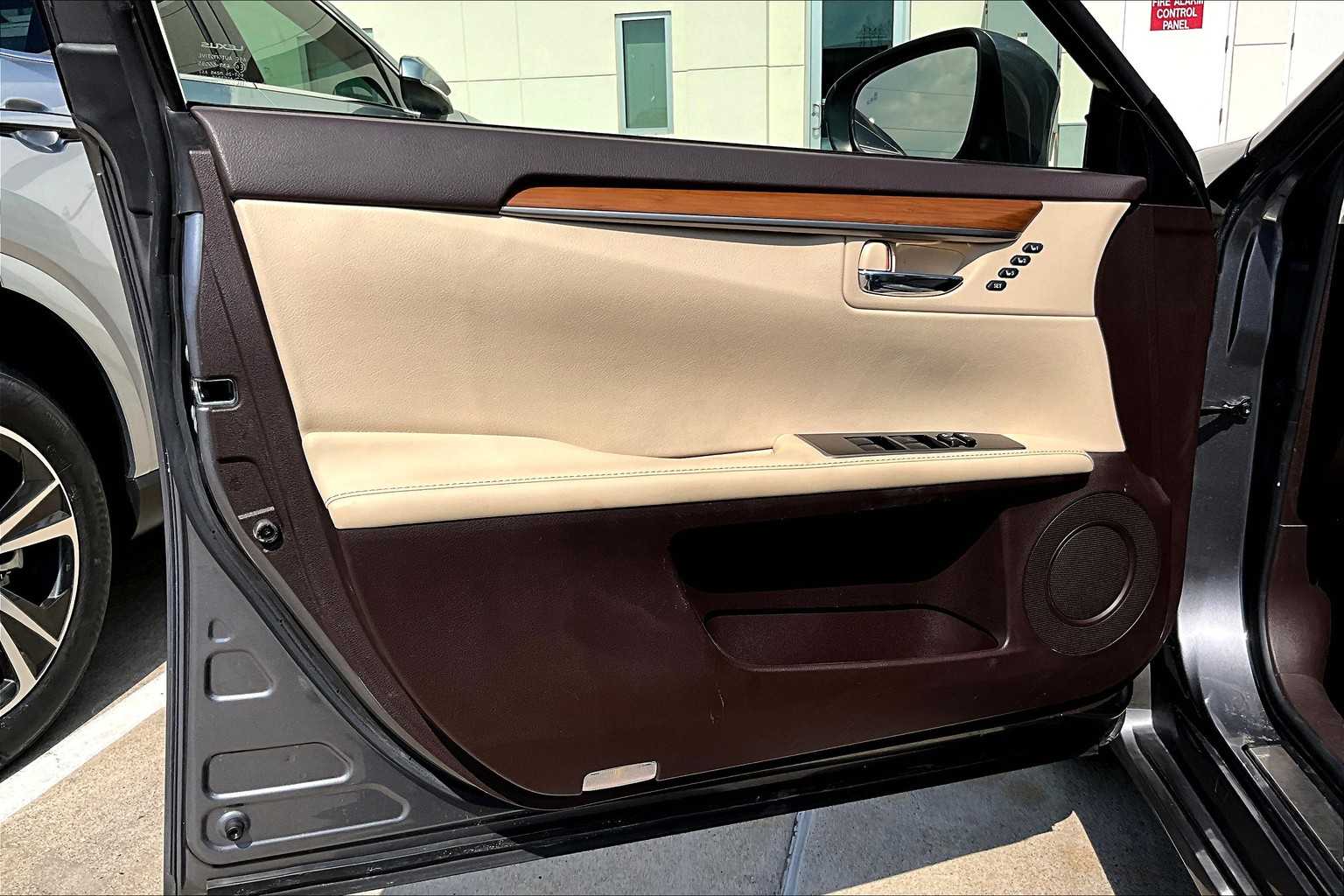 2016 Lexus ES 350 photo 18