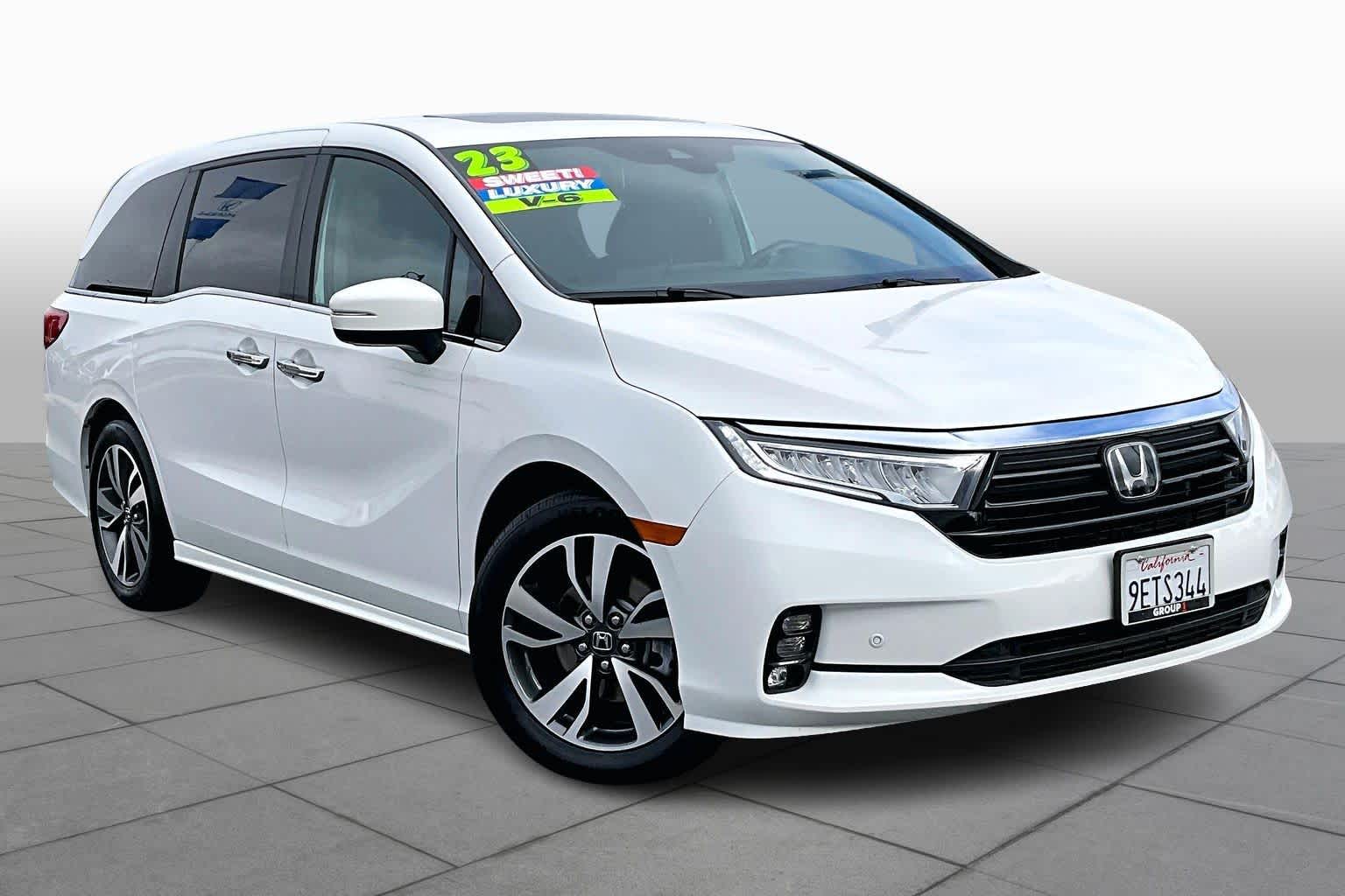 2023 Honda Odyssey Touring photo 2