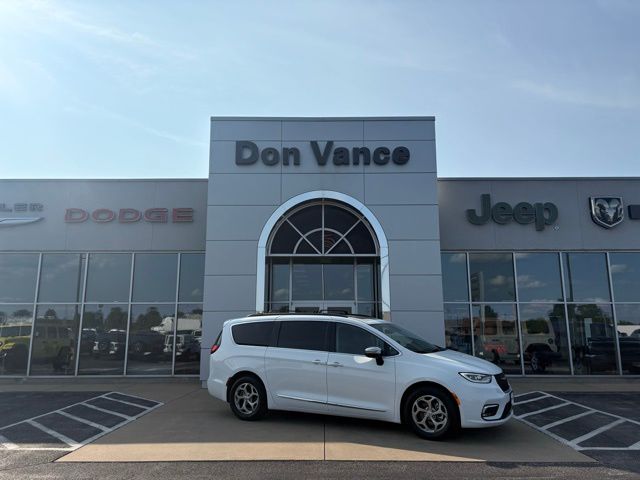 2023 Chrysler Pacifica Limited's photo