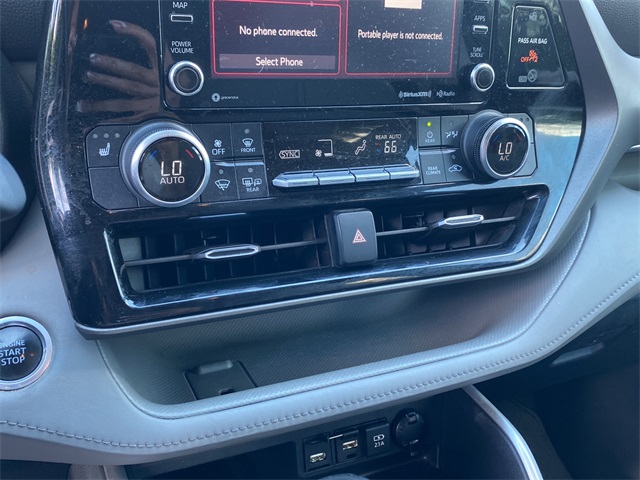 2021 Toyota Highlander XLE photo 24