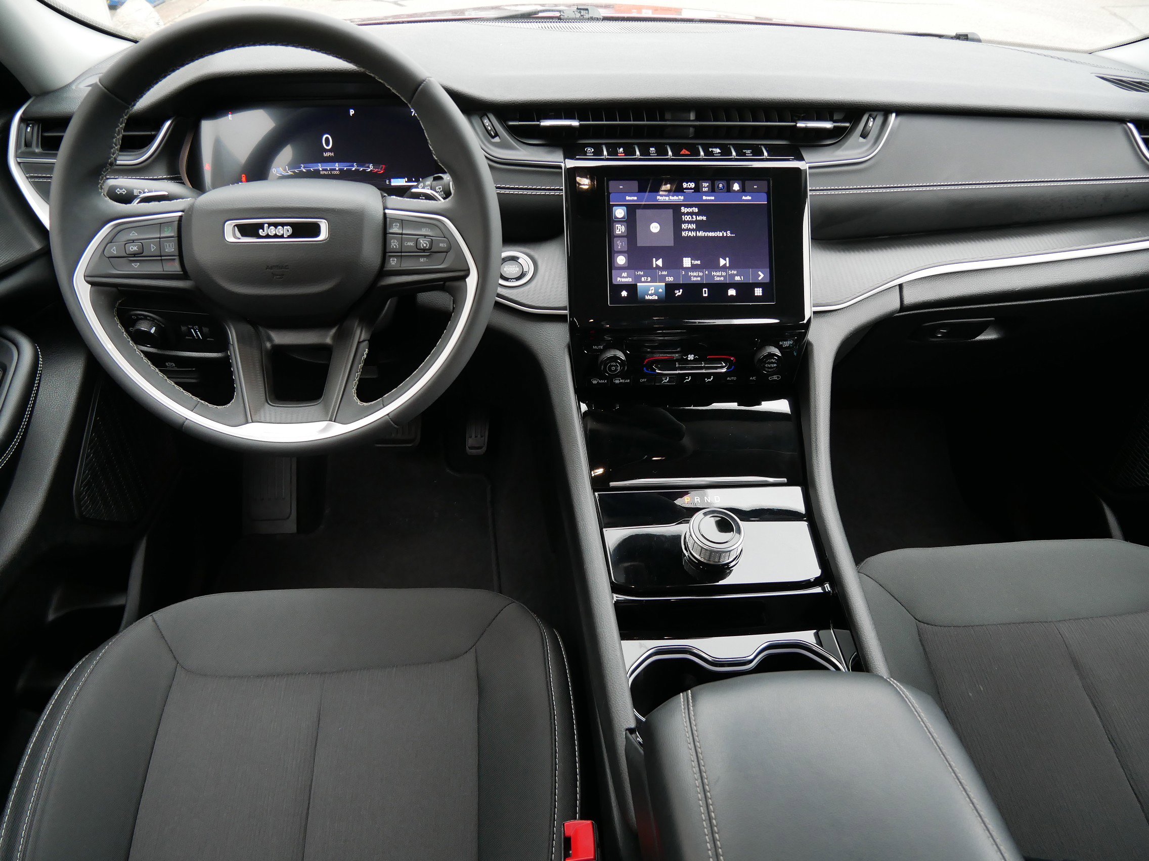 2023 Jeep Grand Cherokee Laredo photo 14