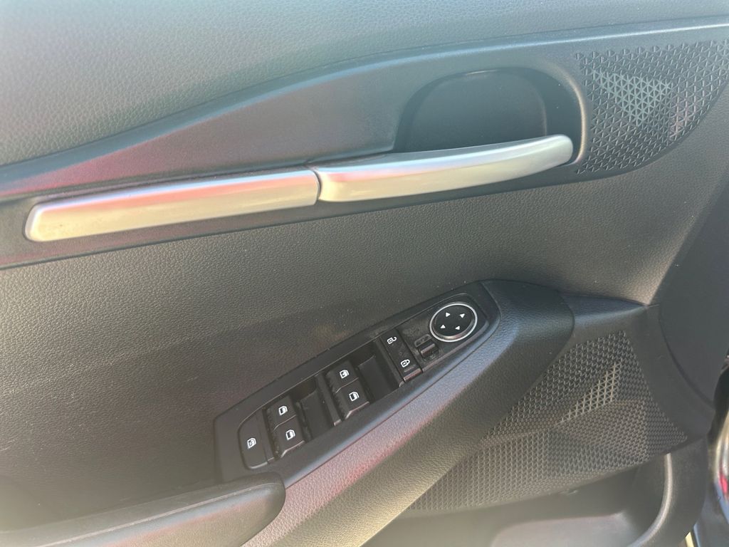 2023 Kia Seltos LX photo 11