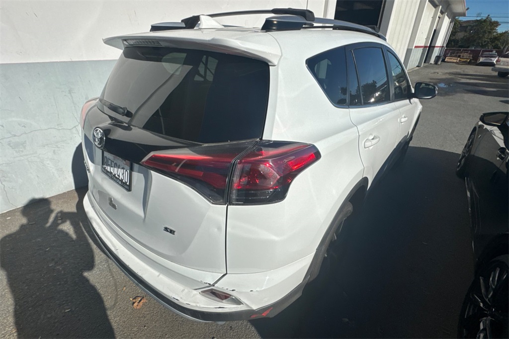 2018 Toyota RAV4 SE photo 3