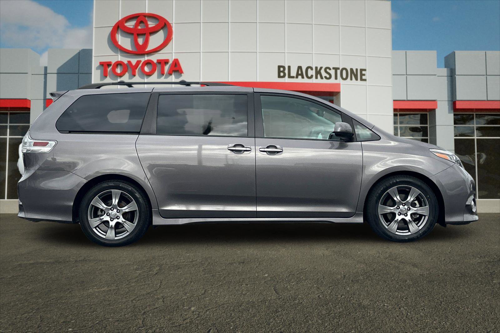 2017 Toyota Sienna SE photo 2