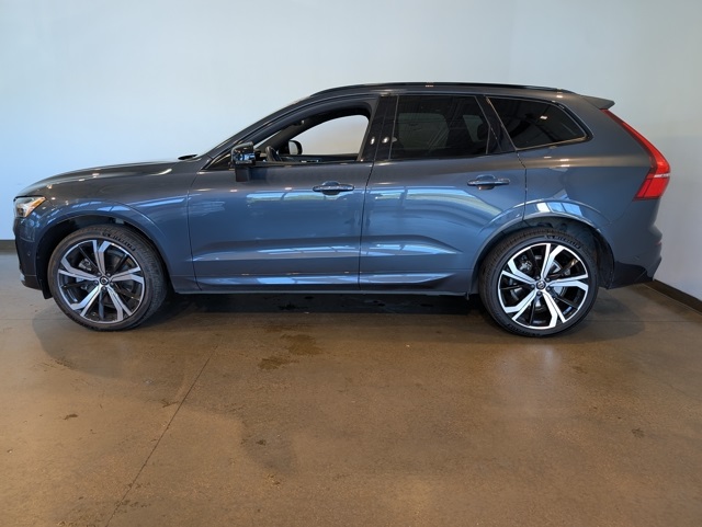 2022 Volvo XC60 R-Design photo 2