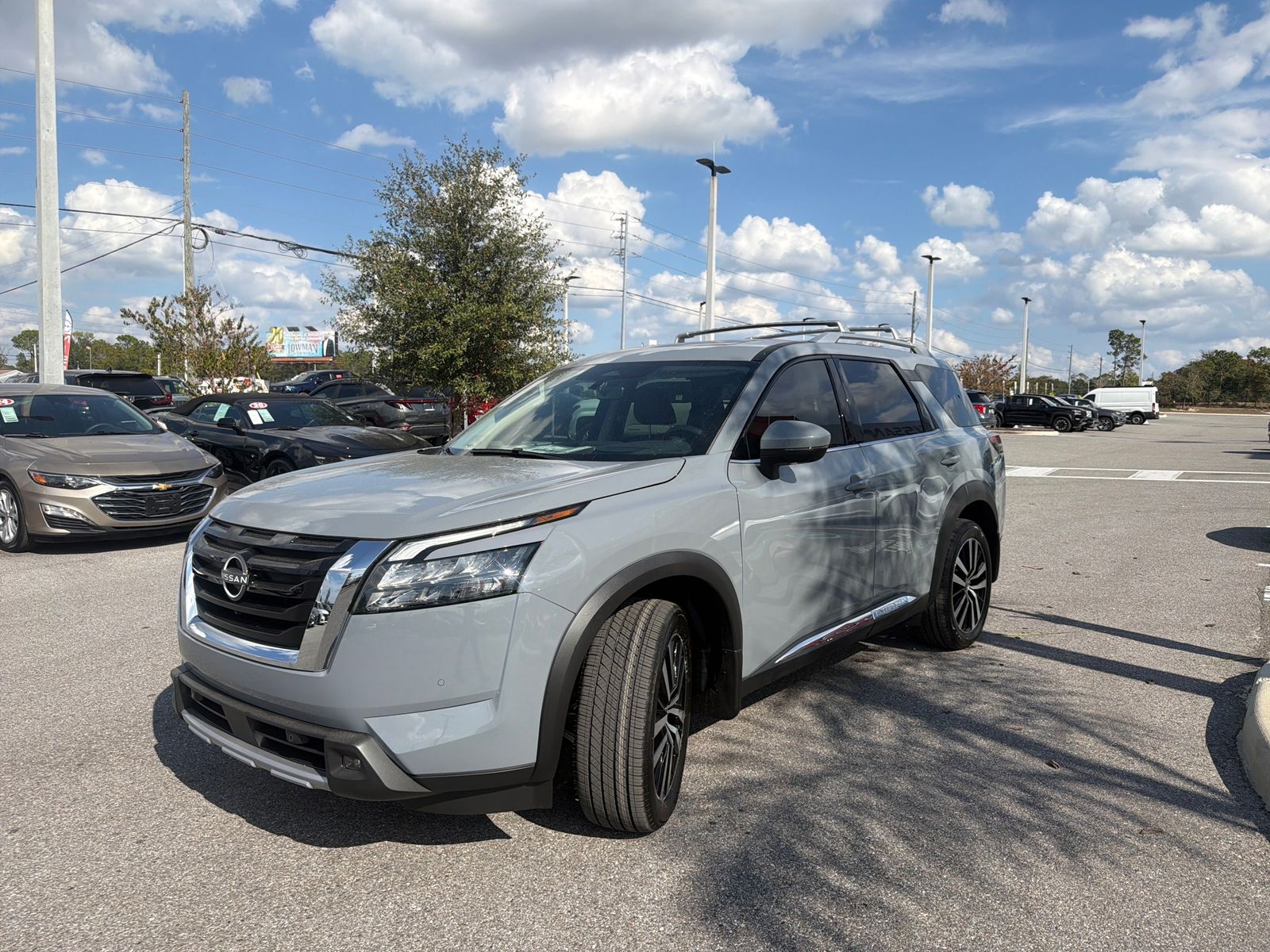 2025 Nissan Pathfinder Platinum photo 3