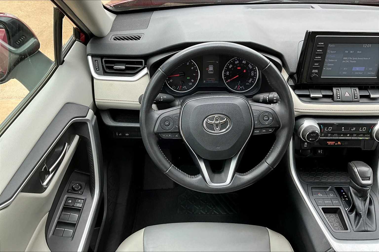 2019 Toyota RAV4 XLE Premium photo 2