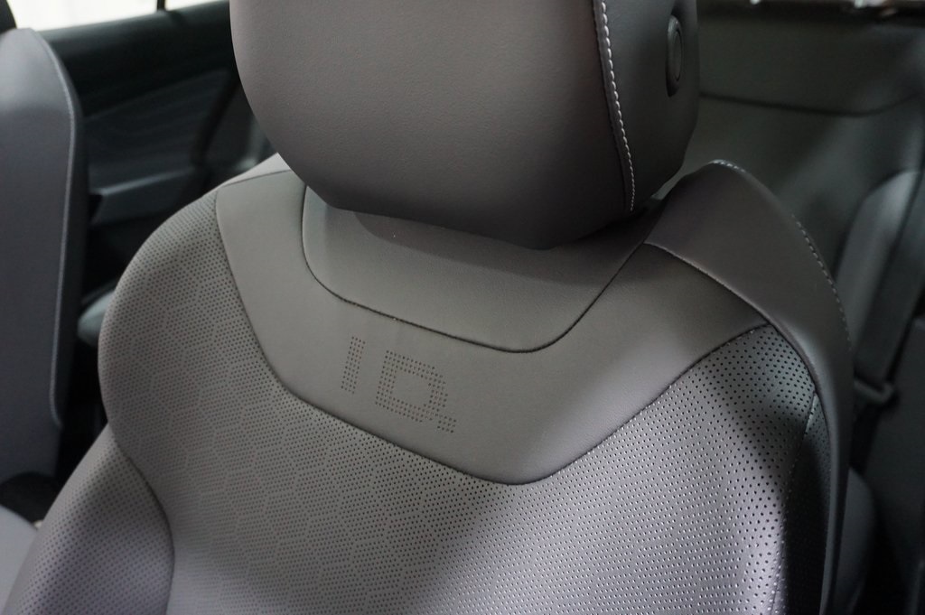 2025 Volkswagen ID.4 Pro Plus photo 11