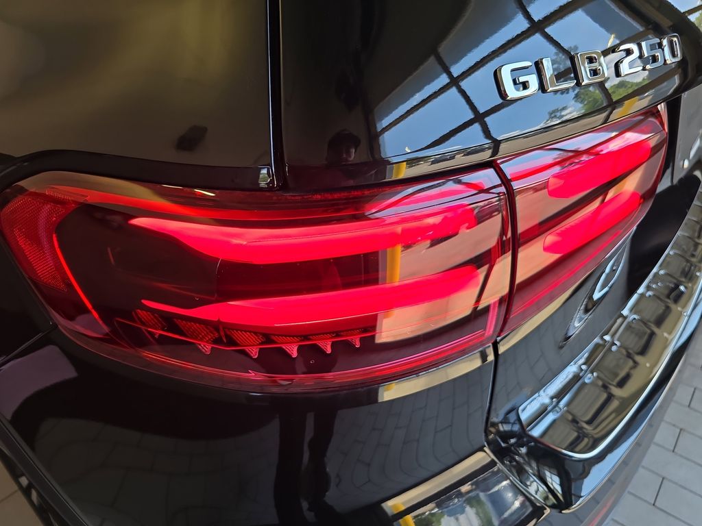 2025 Mercedes Benz GLB 250 photo 31
