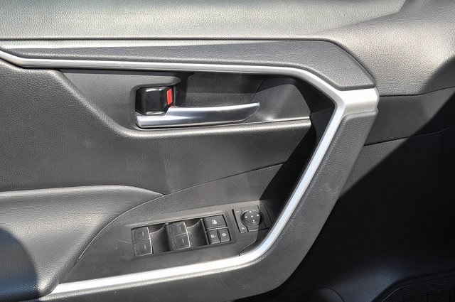 2025 Toyota RAV4 XLE photo 11