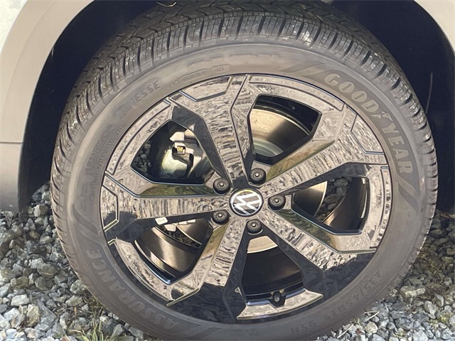 2025 Volkswagen Taos SE photo 9