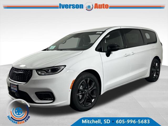 2026 Chrysler Pacifica photo 2