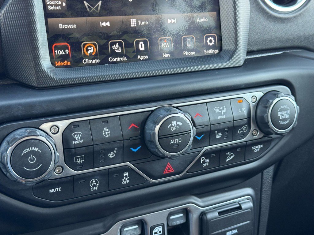 2020 Jeep Wrangler Unlimited Sahara photo 22