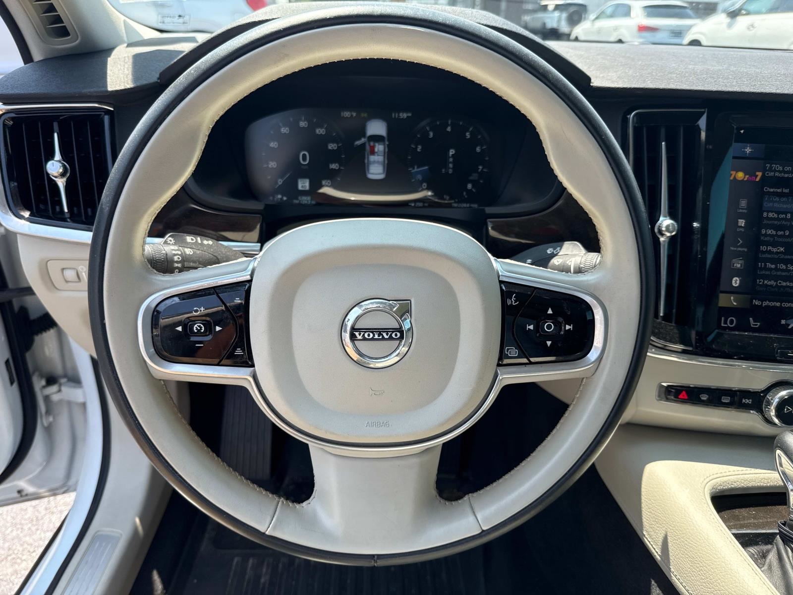 2018 Volvo S90 T6 Momentum photo 13