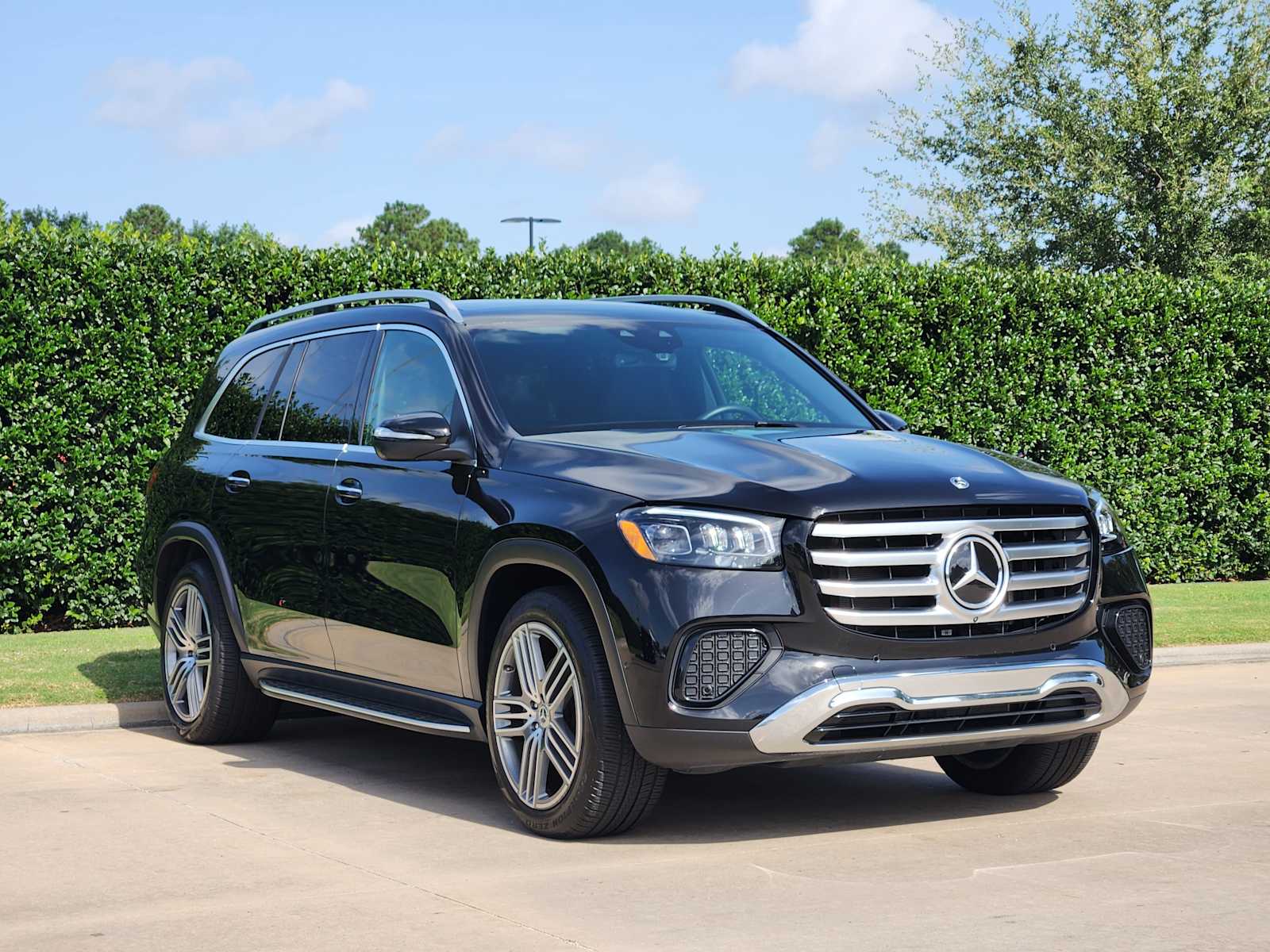 2025 Mercedes Benz GLS 450 4MATIC photo 2
