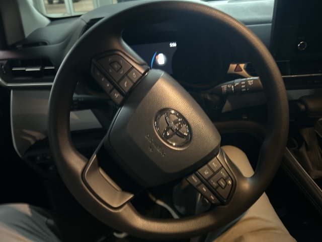 2026 Toyota Sienna LE photo 4