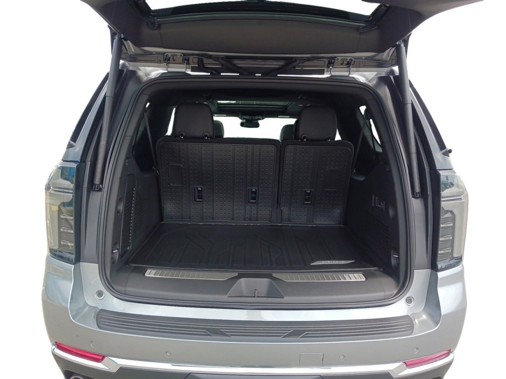 2025 Chevrolet Suburban Premier photo 4