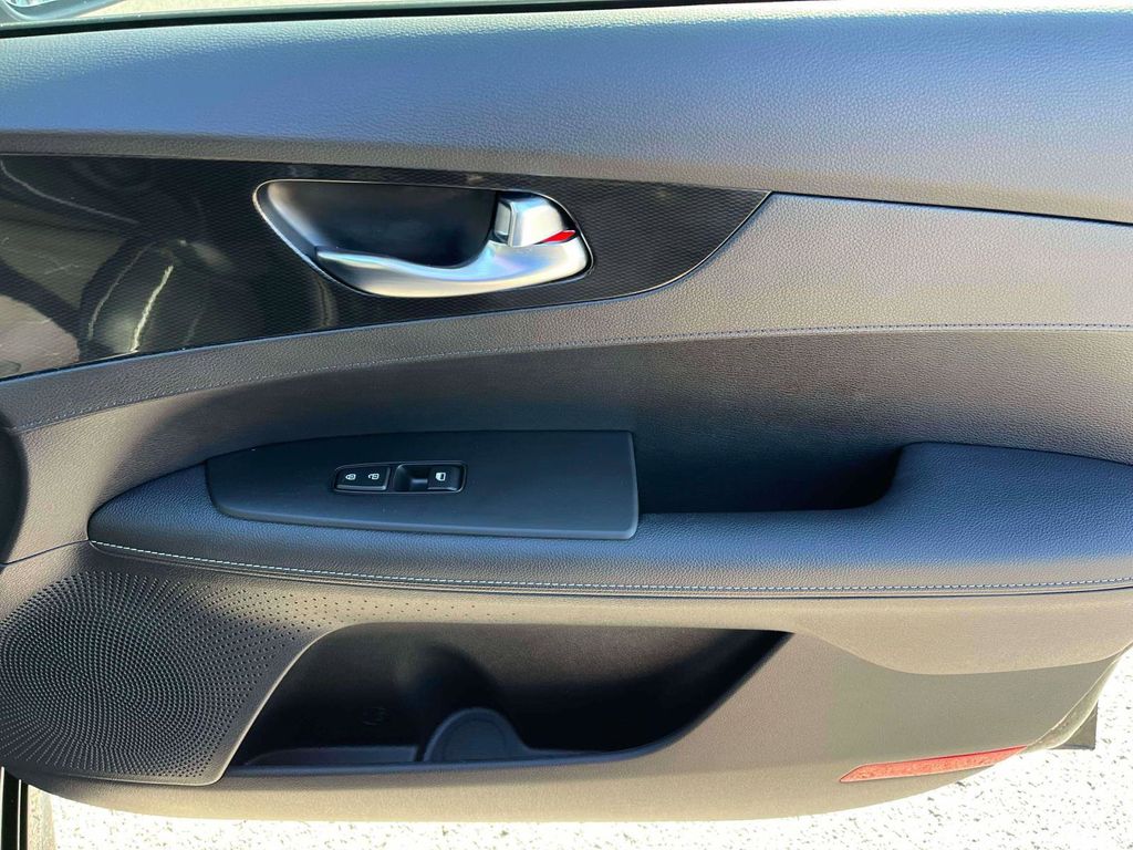 2022 Kia Forte GT-Line photo 9