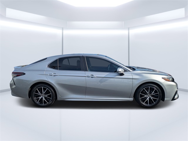 2022 Toyota Camry SE photo 2