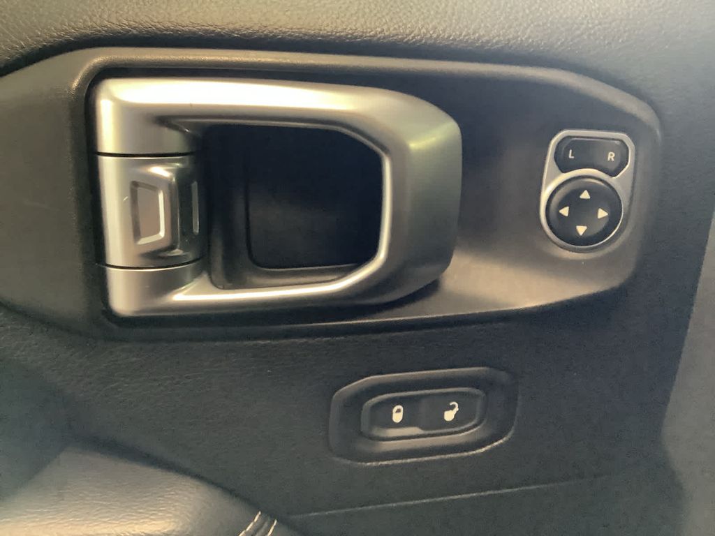 2020 Jeep Wrangler Unlimited Sahara photo 21