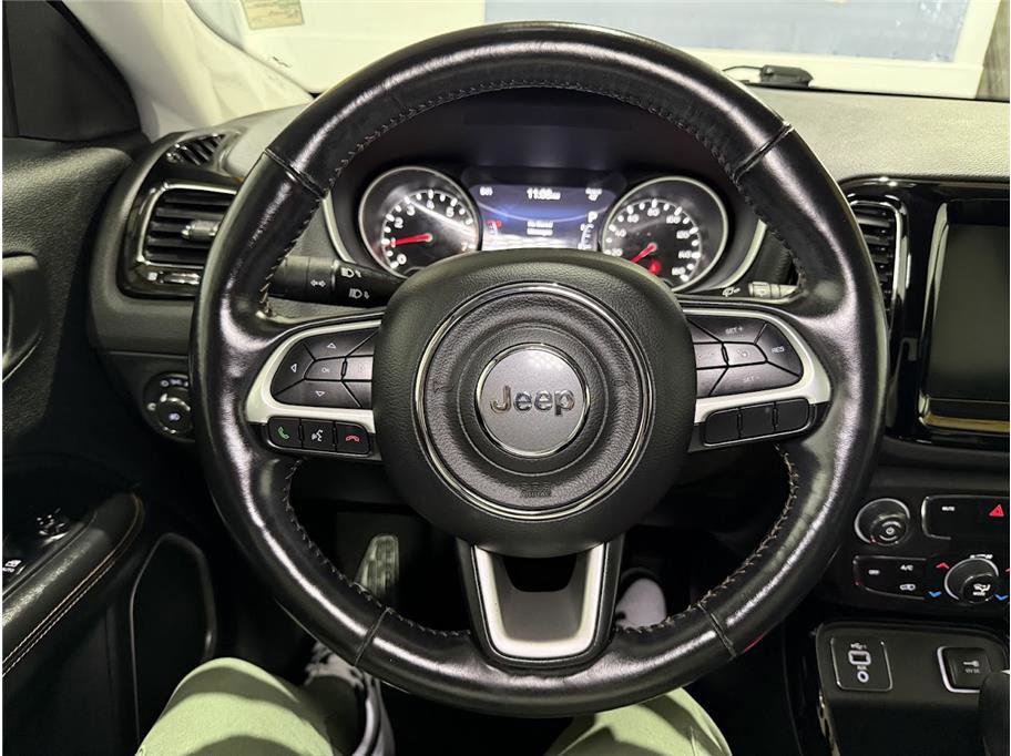 Used 2019 Diamond Black Crystal Pearlcoat Jeep Limited image 32