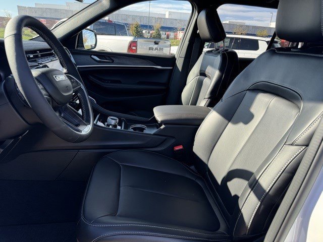 2025 Jeep Grand Cherokee Limited photo 4