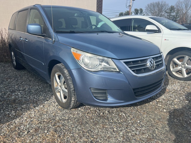 2011 Volkswagen Routan SE's photo